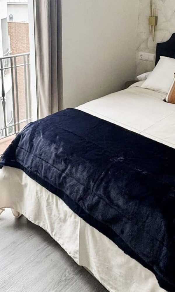 cama de matrimonio junto a ventana