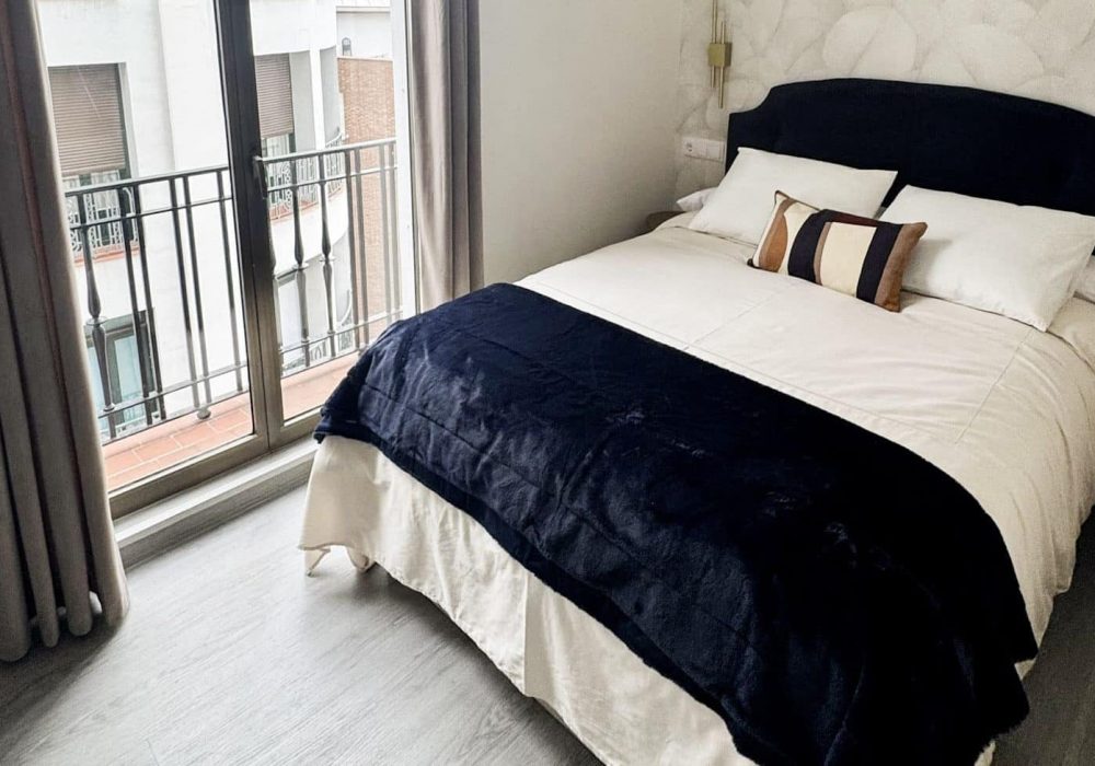 cama de matrimonio junto a ventana