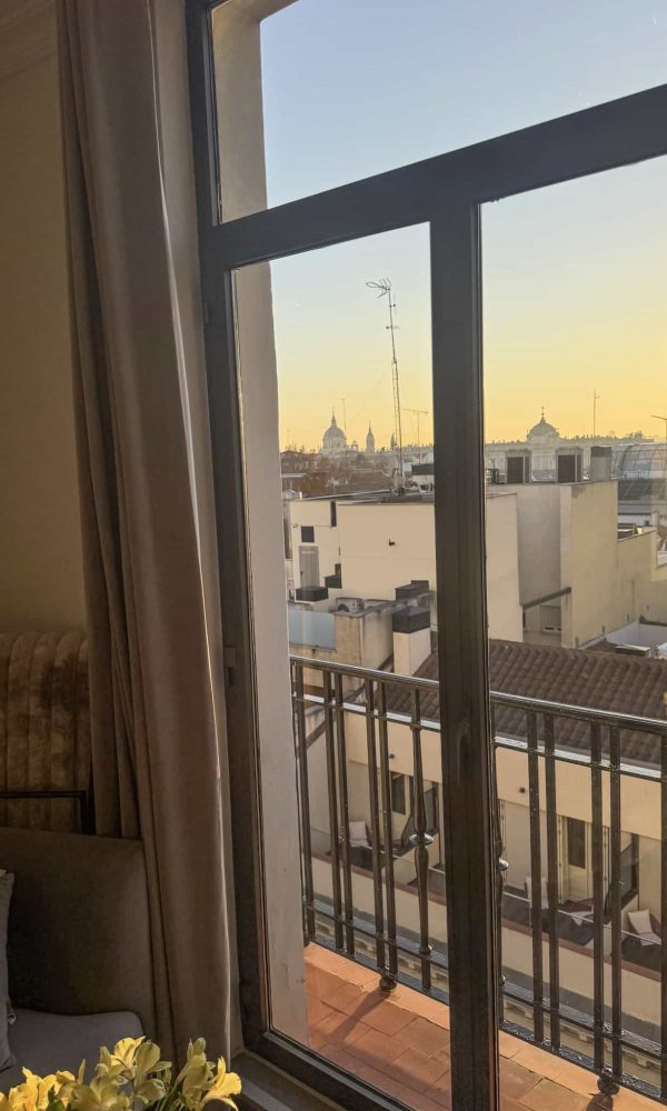 ventana con vistas de atardecer