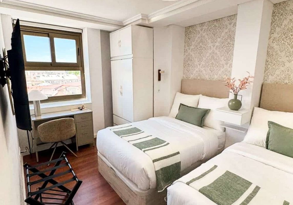 dormitorio con dos camas